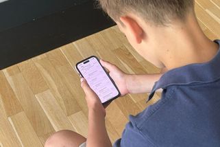 Úplný zákaz mobilů ve školách jde proti praxi. Žáci v něm mají rozvrh i známky